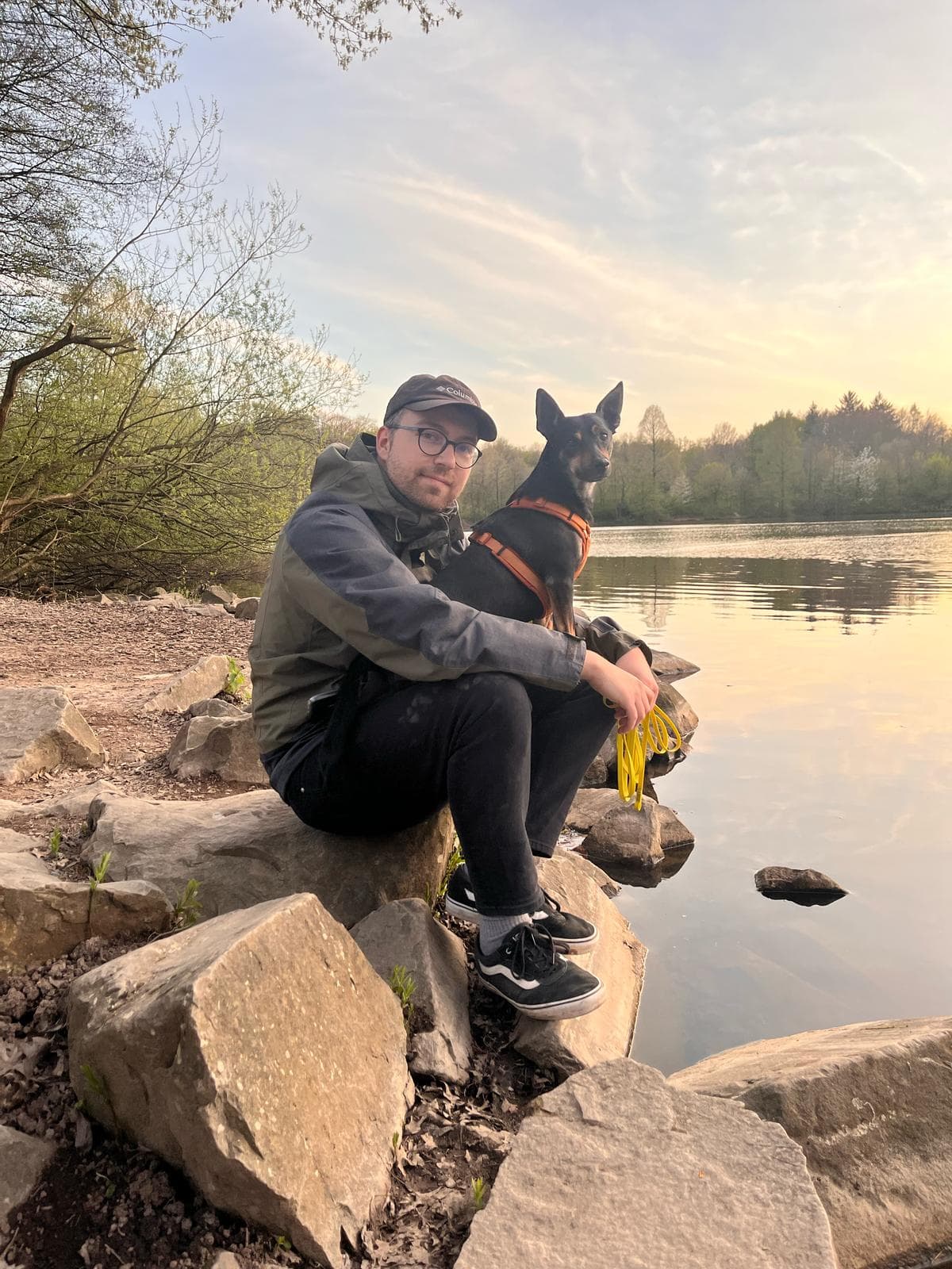 Fabio Norbutat mit seinem Hund Balu am See